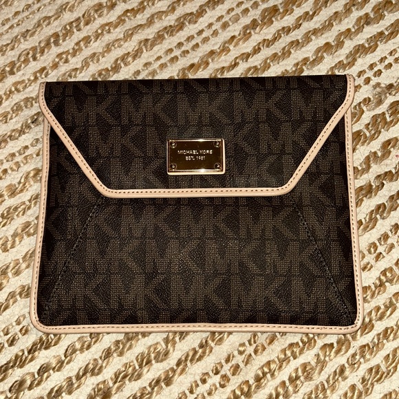 Michael Kors clutch || NWOT ✨👜 - Picture 1 of 2